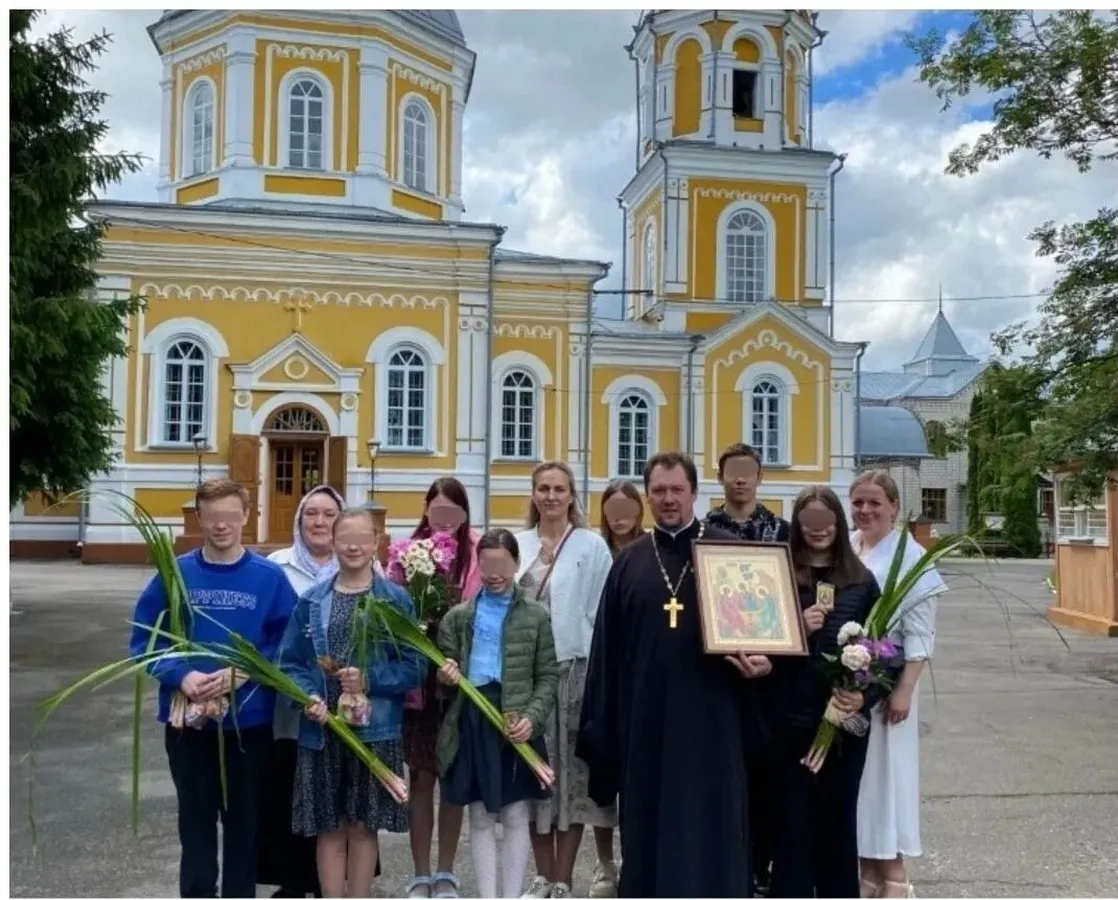 В день Святой Троицы воспитанники Социального приют для детей и подростков города Новозыбкова посетили храм в честь Чуда Архистратига Михаила в Хонех В день Святой Троицы воспитанники Социального приют для детей и подростков города Новозыбкова посетили храм в честь Чуда Архистратига Михаила в Хонех