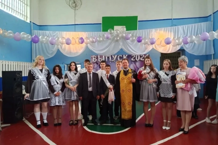 Последний звонок в Новобобовичской школе Новозыбковского городского округа: Священник напутствовал выпускников. Да благословит Бог ваши добрые начинания и благие свершения! Последний звонок в Новобобовичской школе Новозыбковского городского округа: Священник напутствовал выпускников. Да благословит Бог ваши добрые начинания и благие свершения!