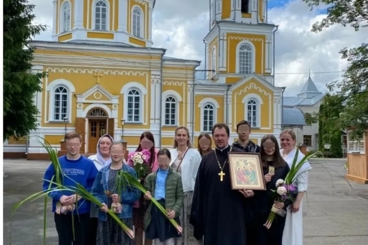 В день Святой Троицы воспитанники Социального приют для детей и подростков города Новозыбкова посетили храм в честь Чуда Архистратига Михаила в Хонех В день Святой Троицы воспитанники Социального приют для детей и подростков города Новозыбкова посетили храм в честь Чуда Архистратига Михаила в Хонех