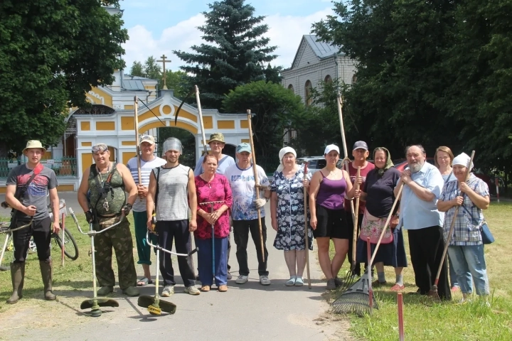 Господи, возлюбих благолепие Дому Твоего, и место селения славы Твоея (Пс. 25:8). На прихрамовой территории храма в честь Чуда Архистратига Михаила в Хонех города Новозыбкова состоялась генеральная уборка силами прихожан храма Господи, возлюбих благолепие Дому Твоего, и место селения славы Твоея (Пс. 25:8). На прихрамовой территории храма в честь Чуда Архистратига Михаила в Хонех города Новозыбкова состоялась генеральная уборка силами прихожан храма